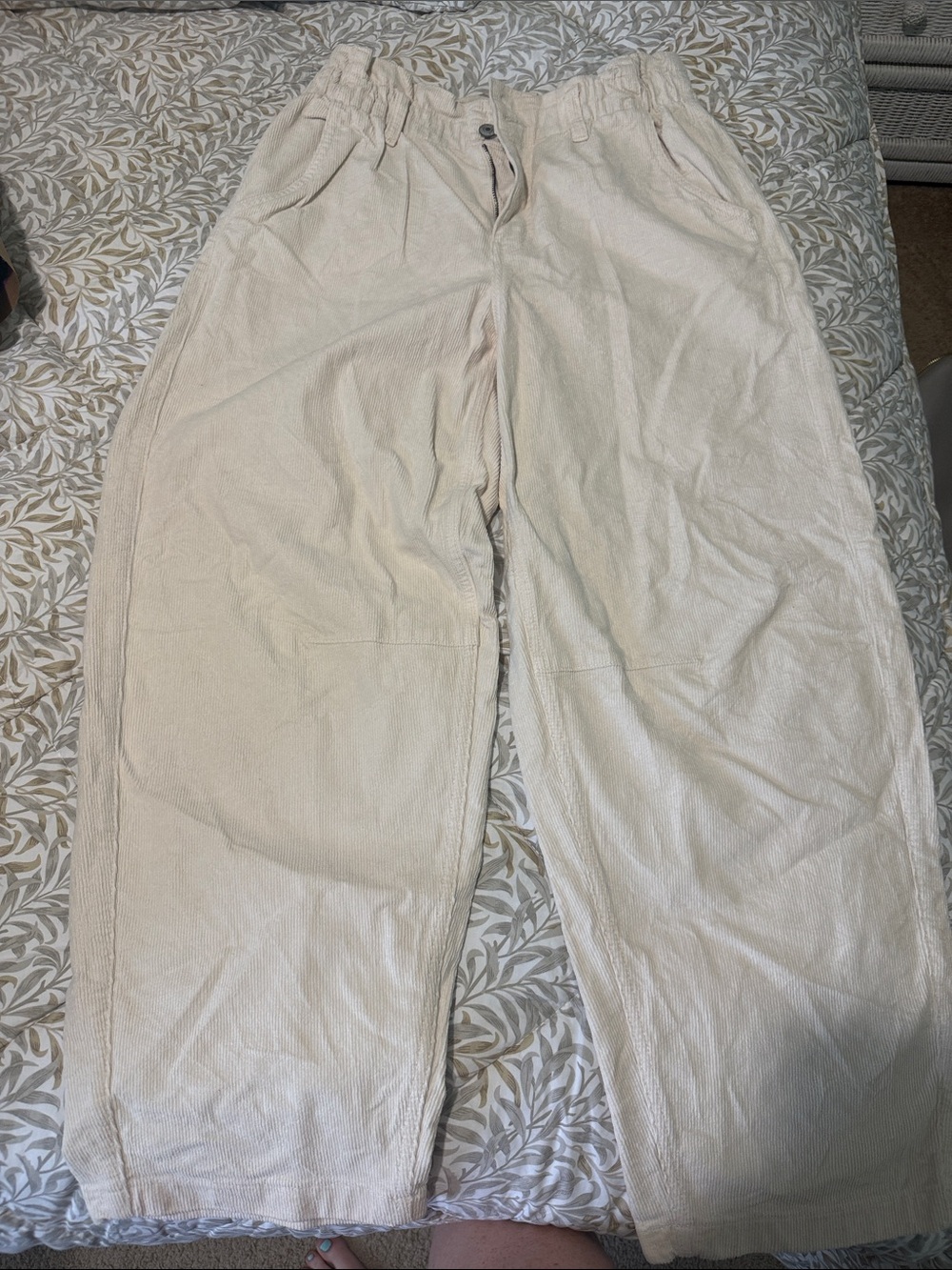 American Eagle Outfitters Women's barrel Wide Leg Corduroy Pants in Light Beige